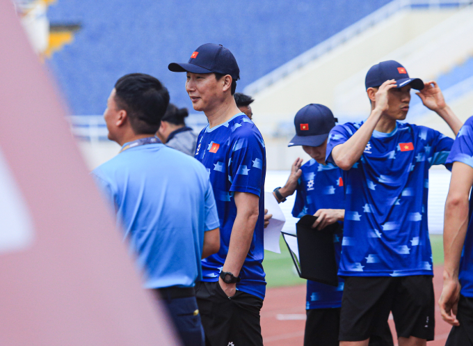 HLV Kim Sang-sik xuất hiện, vui vẻ trò chuyện cùng dàn ban huấn luyện trước khi tuyển Việt Nam bước vào buổi tập làm quen sân Mỹ Đình tối ngày 5/6