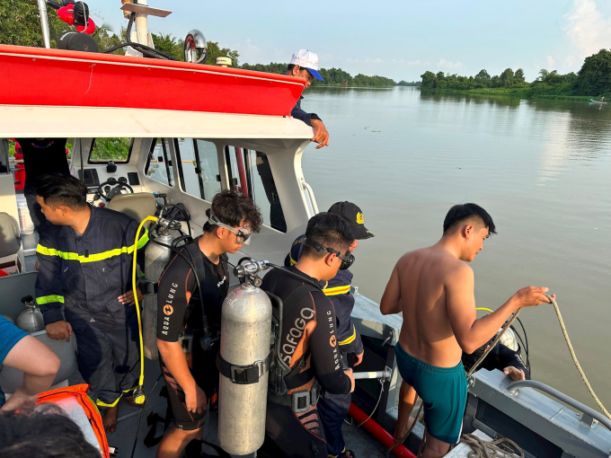 Lực lượng chức năng tỉnh Bình Dương đã tìm thấy thêm hai thi thể cháu bé, đồng thời tiến hành đưa vào bờ (Ảnh: Báo Đại đoàn kết)