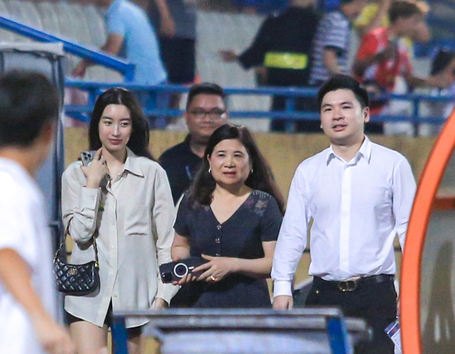 Đỗ Mỹ Linh vướng tranh cãi khi mặc đồ ngủ cùng chủ tịch CLB Hà Nội ra sân bóng, thực hư thế nào?