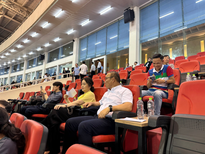 Ông Park Hang-seo cũng từng là thầy của HLV Kim Sang-sik - thuyền trưởng của ĐT Việt Nam hiện tại. Sự xuất hiện của ông Park và bà xã hôm nay cũng là để ủng hộ HLV Kim