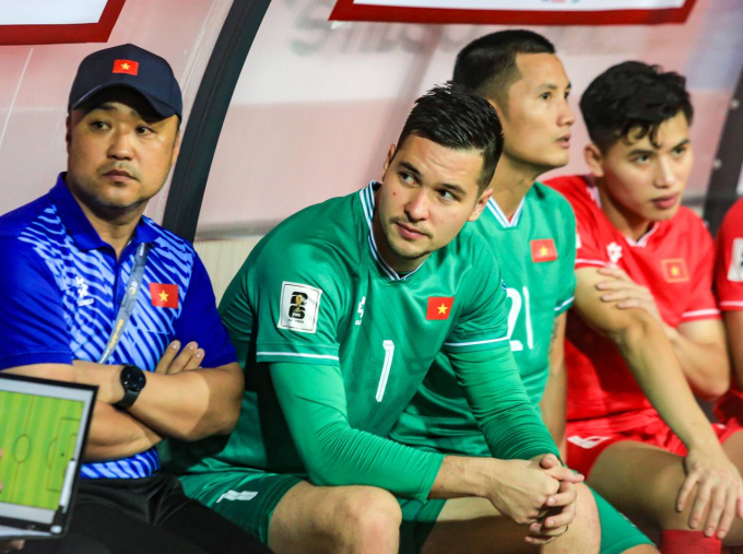 Nguyễn Filip ngồi dự bị
