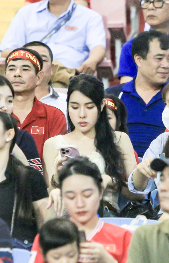 Trần Bích Hạnh (áo trắng) trên khán đài (Ảnh: TX)