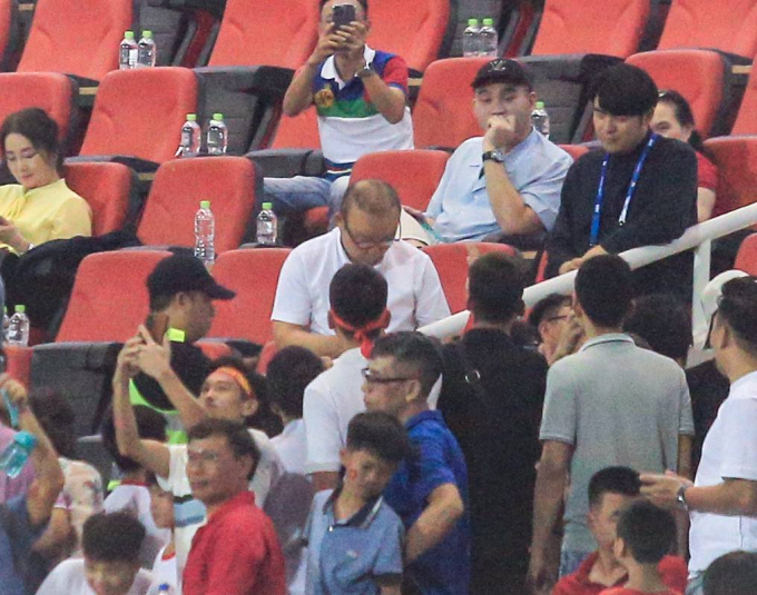 Ông Park cũng thân thiện kí tặng fan