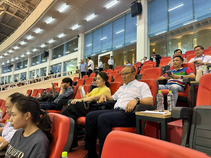 Ở lượt về vòng loại 2 World Cup 2026, ĐT Việt Nam tranh tài cùng ĐT Philippines trên SVĐ Mỹ Đình vào 19h tối 6/6. Cựu HLV trưởng ĐT Việt Nam Park Hang-seo cùng phu nhân cũng đã có mặt trên khán đài để cổ vũ cho những chiến binh sao vàng
