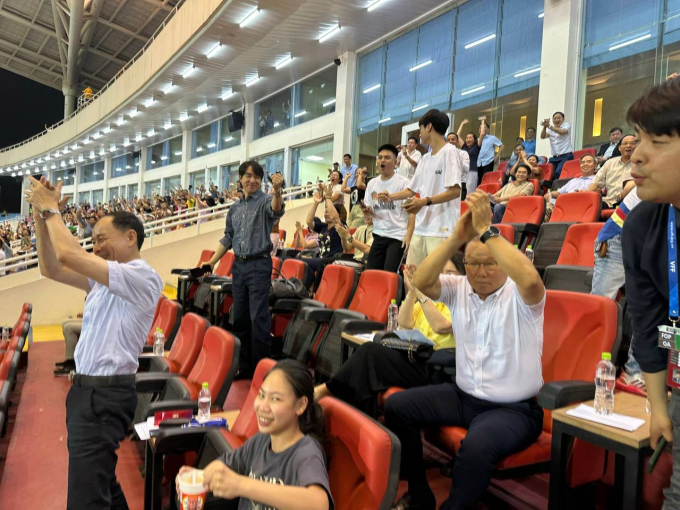 Ông Park Hang-seo hạnh phúc ăn mừng khi Tiến Linh ghi bàn. Dù đã rời ghế nóng của ĐT Việt Nam được 1 năm, ông vẫn giữ mối liên hệ thân thiết với nhiều tuyển thủ. 