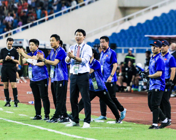 HLV Kim Sang-sik vỗ tay chúc mừng các học trò