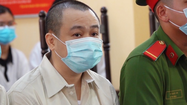 Bị cáo - diễn viên Hữu Tín (tóc ngắn) tại phiên tòa