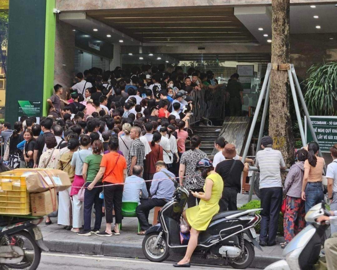  Số người đến xếp hàng mua vàng quá đông gây nên cảnh tắc nghẽn trước cửa các chi nhánh. Ảnh: Đài Phát thanh Truyền hình Hà Nội