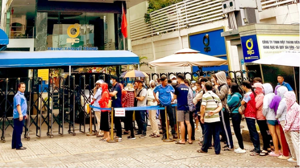 Người dân xếp hàng chờ mua vàng tại Công ty SJC (đường Nguyễn Thị Minh Khai, quận 3, TPHCM) ngày 10-6. Ảnh: Sài Gòn Giải Phóng