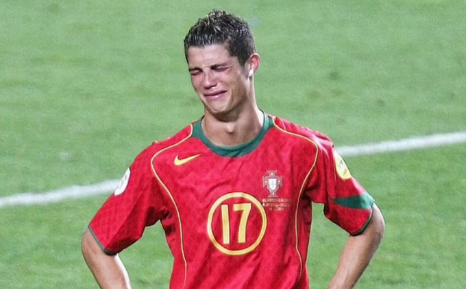 Ronaldo bật khóc khi tuyển Bồ Đào Nha để thua trận chung kết Euro 2004 trước Hy Lạp