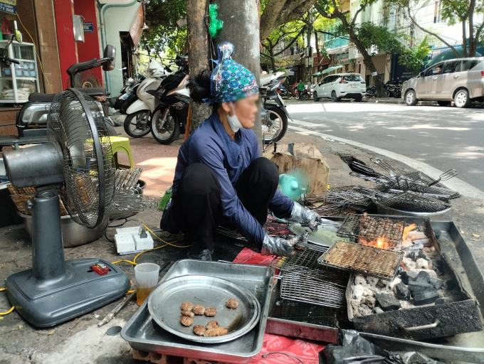 Nước ở dưới khay là nước mỡ rớt xuống từ thịt nướng, không phải nước than hay nước rửa chén như trên mạng chia sẻ