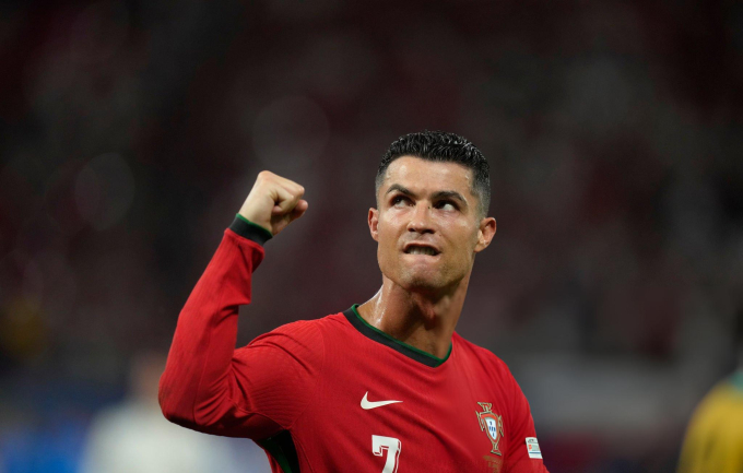 Ronaldo ăn mừng sau khi đội nhà giành chiến thắng trận ra quân tại Euro 2024