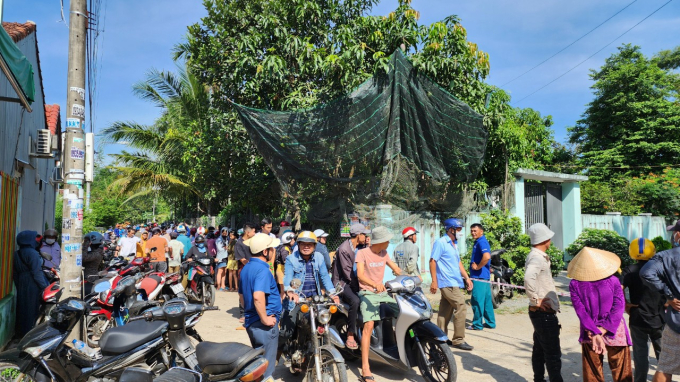   Hàng trăm người hiếu kỳ tìm đến nơi xảy ra vụ thảm án, ai nấy bàng hoàng trước hung tin vợ chồng anh T. bị sát hại. Ảnh: Báo Giao thông  