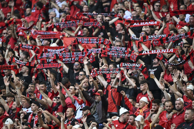 Hình ảnh fan Croatia (ảnh trên) và Albania trong trận đấu vào tối 19/6