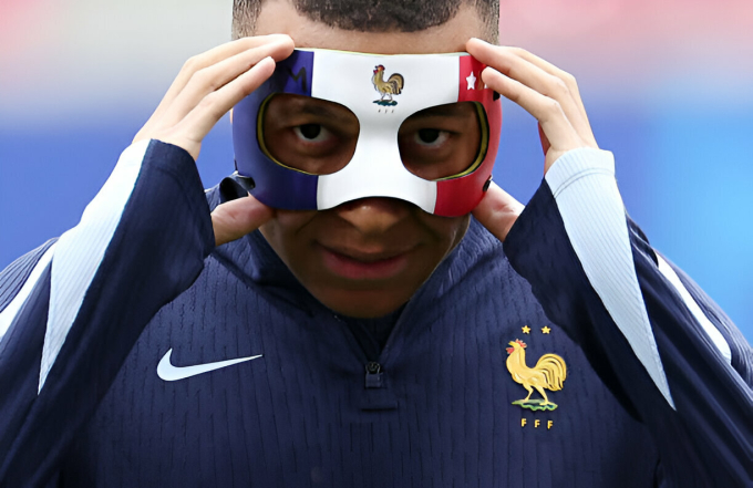 Mbappe trong chiếc mặt nạ (Ảnh: Getty)