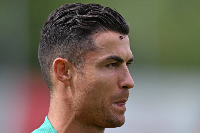 Hình ảnh được chụp mới đây khiến nhiều fan xót xa khi tóc và râu của Ronaldo đều đã điểm bạc. 