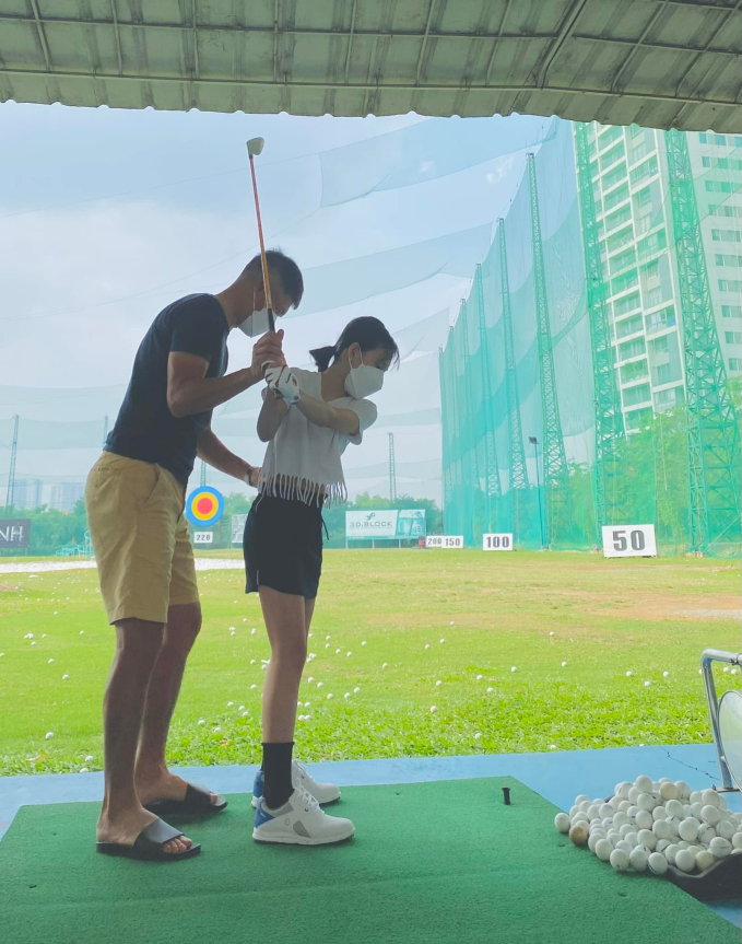 Công Vinh dạy con gái chơi golf