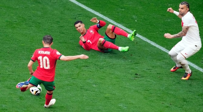 Ronaldo đi một chiếc giày màu xanh lá trong hiệp 1