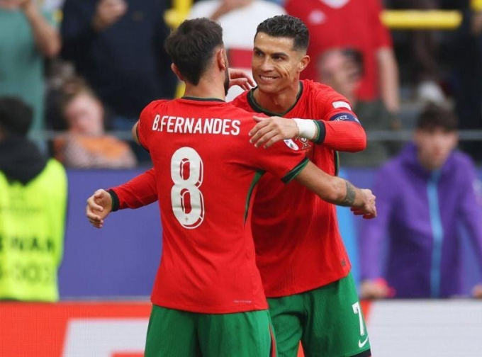 Ronaldo ăn mừng cùng người đồng đội Bruno