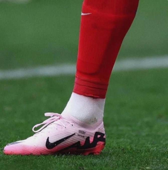 Sang hiệp 2, Ronaldo đã chuyển sang chiếc giày hồng có dòng chữ 