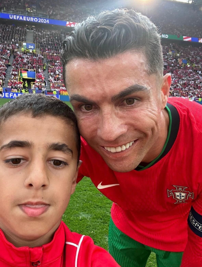 Ronaldo vui vẻ chụp ảnh cùng fan nhí