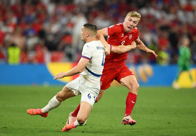 Serbia (áo trắng) chỉ có trận hòa 0-0 trước Đan Mạch