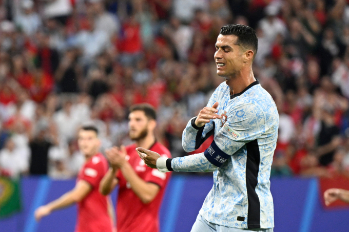 Ronaldo tỏ ra tức giận vì không thể ghi bàn