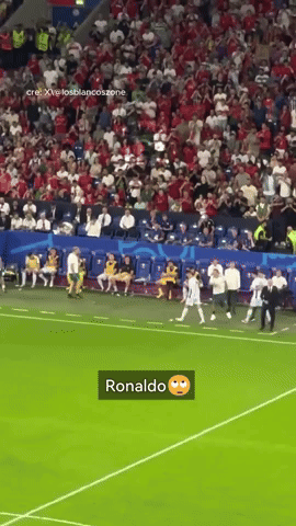 Ronaldo đá bay chai nước ngoài đường biên