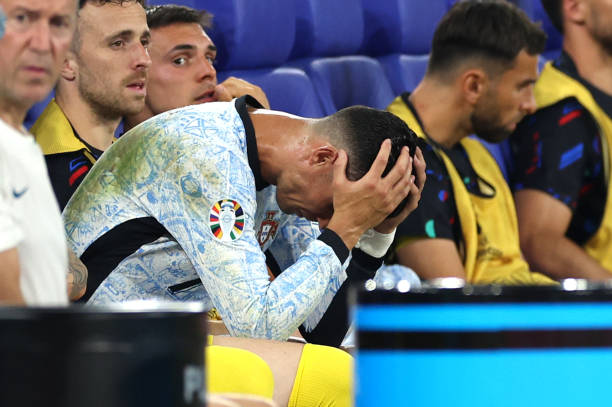 Ronaldo buồn bã trên băng ghế dự bị 
