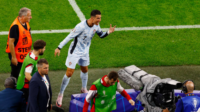 Ronaldo la hét về phía trọng tài vào giờ nghỉ giữa hiệp