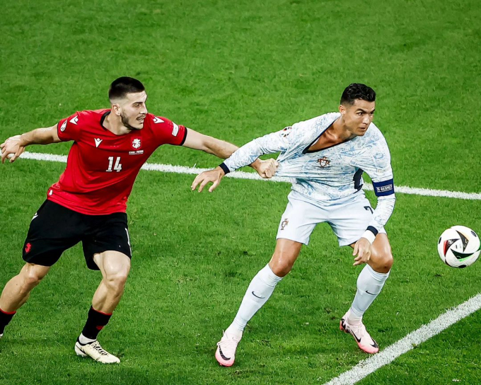 Ronaldo bị kéo áo trong vòng cấm nhưng không được hưởng phạt đền