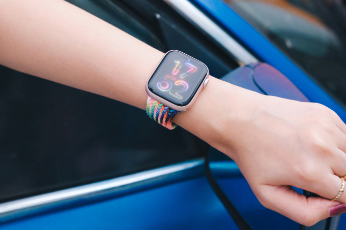   Người dùng có thể chọn từ nhiều màu sắc để cá nhân hóa mặt đồng hồ và hình nền của mình. Trên Apple Watch, màu sắc sẽ theo dõi từng chữ số trên mặt đồng hồ và phản ứng theo thời gian thực khi người dùng di chuyển cổ tay dựa trên dữ liệu đầu vào từ con quay hồi chuyển.  