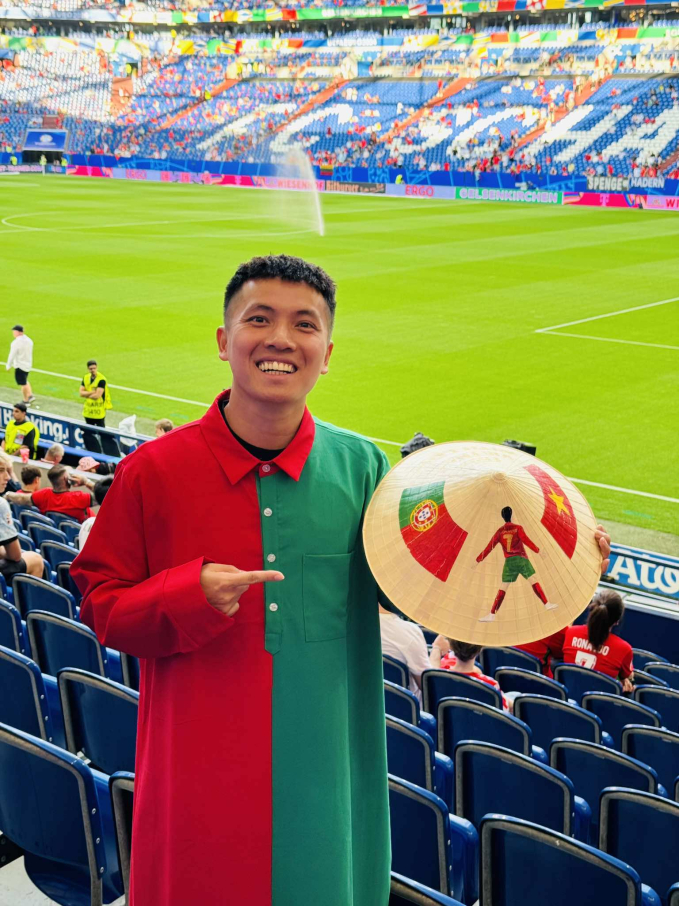 Kim Phúc và chiếc nón lá có in hình lá cờ Việt Nam và cờ Bồ Đào Nha cùng Ronaldo