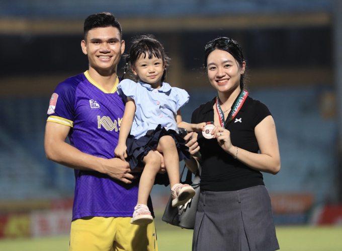 Phạm Xuân Mạnh cùng vợ con ăn mừng huy chương