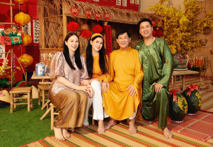 Linh Rin cùng với Phillip Nguyễn và bố mẹ chồng