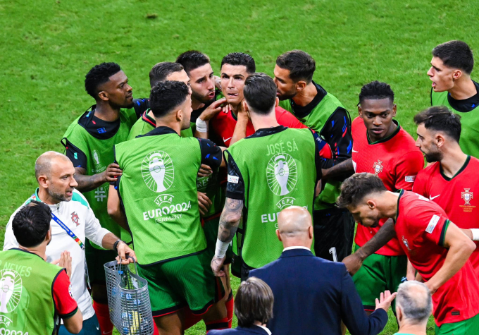 Các đồng đội đến an ủi Ronaldo