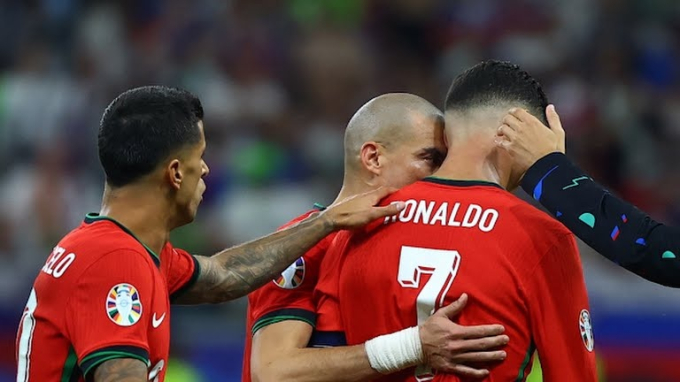 Khoảnh khắc 8 cầu thủ động viên khi Ronaldo khóc, Bồ Đào Nha chưa bao giờ đoàn kết như thế 