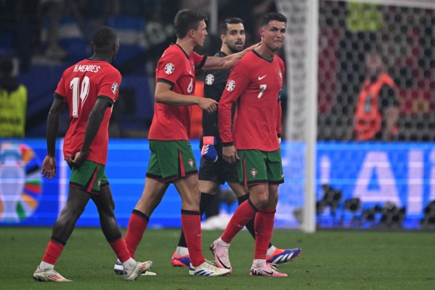 Khoảnh khắc 8 cầu thủ động viên khi Ronaldo khóc, Bồ Đào Nha chưa bao giờ đoàn kết như thế 