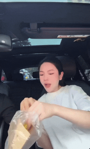 Quang Hải cùng vợ ăn bánh khoai trên xe