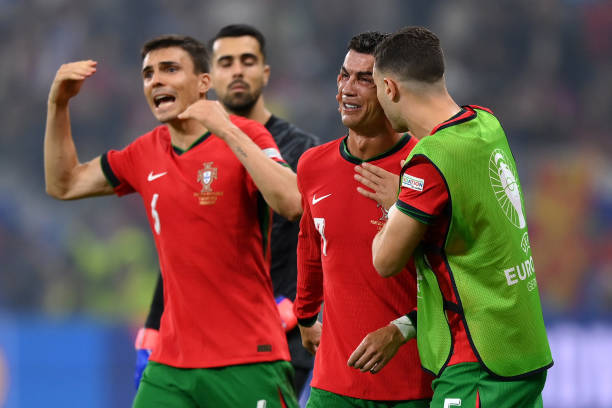 Ronaldo bật khóc sau khi đá hỏng phạt đền trận gặp Slovenia