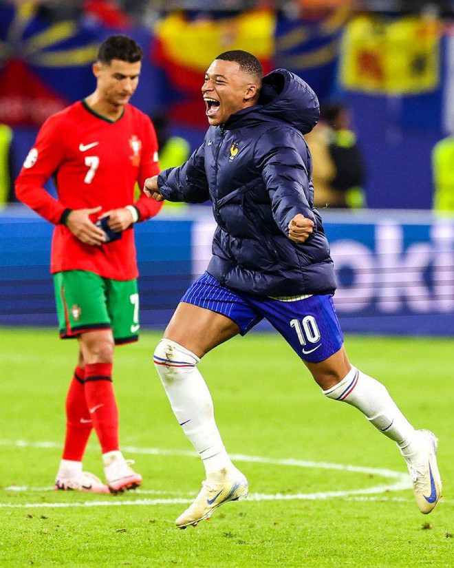 Bức ảnh hot nhất hôm qua: Mbappé thì vui còn Ronaldo lại buồn