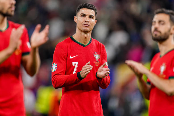 Ronaldo không giấu được nỗi buồn sau khi bị loại khỏi Euro 2024              Sau đó, nụ cười trở lại với Ronaldo khi anh được gặp mẹ. Bên cạnh là người đồng đội Pepe        