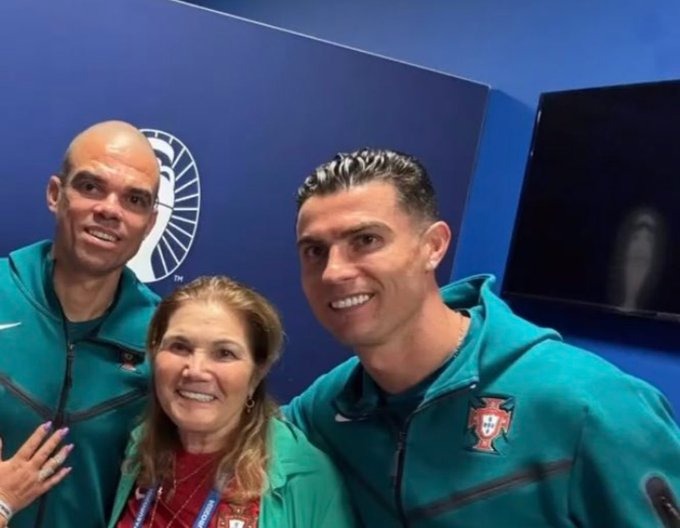 Sau đó, nụ cười trở lại với Ronaldo khi anh được gặp mẹ. Bên cạnh là người đồng đội Pepe