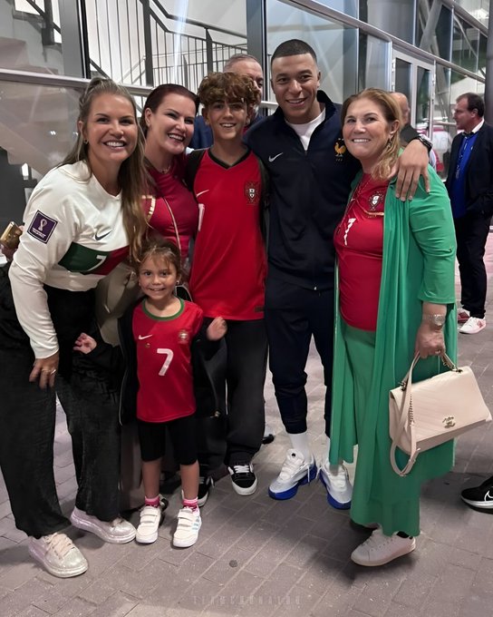 Mbappe cũng chụp hình cùng gia đình Ronaldo