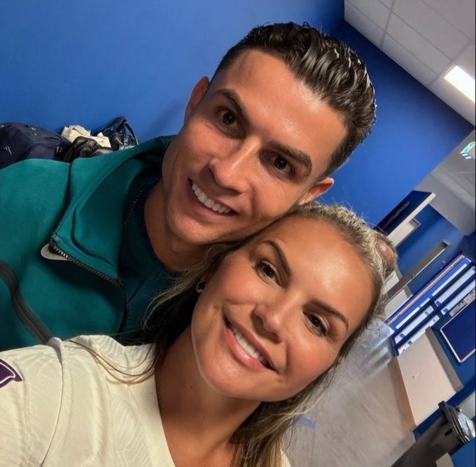 Ronaldo tươi cười bên cạnh chị gái Katia. Trong suốt chiến dịch Euro 2024, Katia đã nhiều lần lên tiếng động viên em trai khi Ronaldo bị chỉ trích vì phong độ ghi bàn