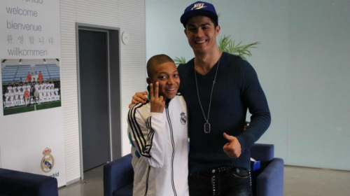 Mbappé chụp ảnh cùng thần tượng Cristiano Ronaldo