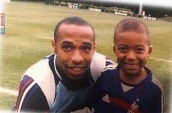 Mbappé chụp ảnh cùng Thierry Henry