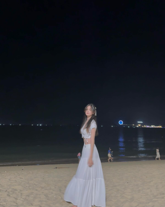 Em gái Đặng Văn Lâm gây sốt với chiều cao vượt trội, vóc dáng mảnh mai. Thanh Giang dùng biểu tượng thiên nga trắng để chia sẻ về bộ ảnh xinh đẹp trước lễ cưới của anh trai