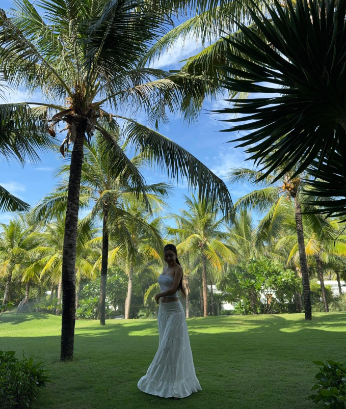 Tạo hình của Thanh Giang có nét tương đồng với outfit của chị dâu - Yến Xuân - trước thềm lễ cưới. Từ lâu hai chị em đã có mối quan hệ thân thiết, cùng nhau chia sẻ những sở thích, niềm vui, nỗi buồn