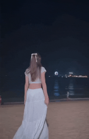 Thanh Giang khoe vẻ đẹp ngọt ngào, thanh thuần như thiên nga trắng trong khung cảnh biển đêm Nha Trang